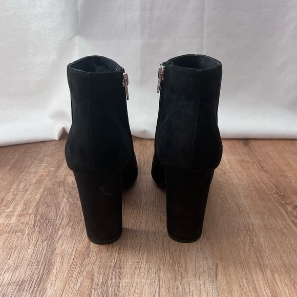 Merona peep toe, zip-up suede booties. Size 8.5 - Picture 5 of 5